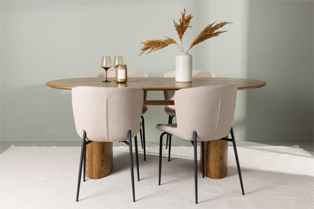 CHAISE EN TISSU BOUCLE ET TABLE ASPECT BOIS